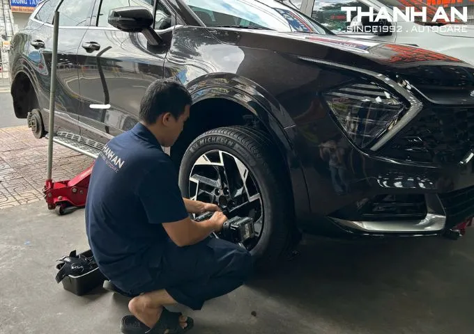 Thay lốp mới cho Kia Sportage tại xưởng dịch vụ chuyên nghiệp