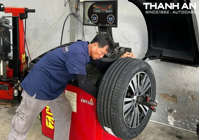 Kỹ thuật viên cân bằng động lốp xe Kia Sportage tại gara