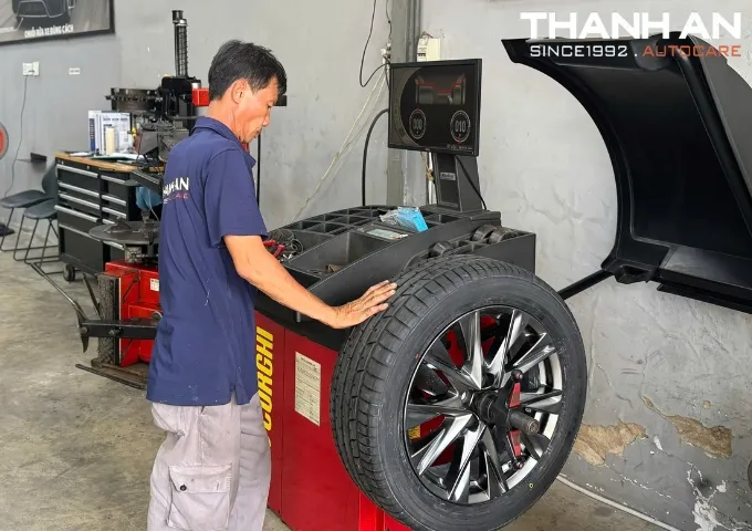 Thợ gara cân chỉnh lốp xe Mazda CX-8 bằng thiết bị hiện đại