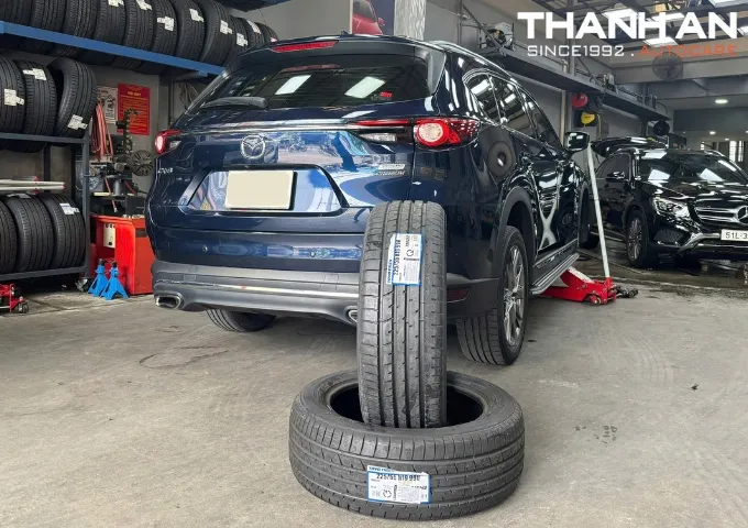 Xe Mazda CX-8 đang được nâng lên để thay lốp mới tại gara