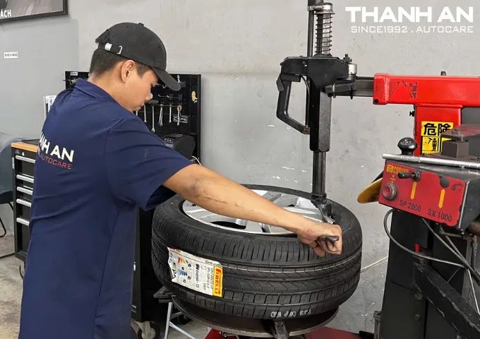 Nhân viên Thanh An Autocare thay lốp xe mercedes s450 nhanh chóng