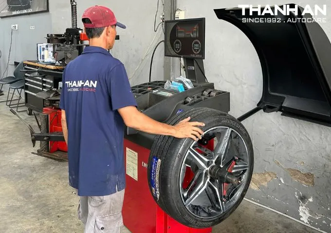 Kỹ thuật viên cân bằng động lốp xe MG 7 để đảm bảo vận hành êm ái
