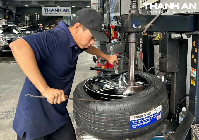 Kỹ thuật viên đang thay lốp xe MG 7 chính hãng tại gara