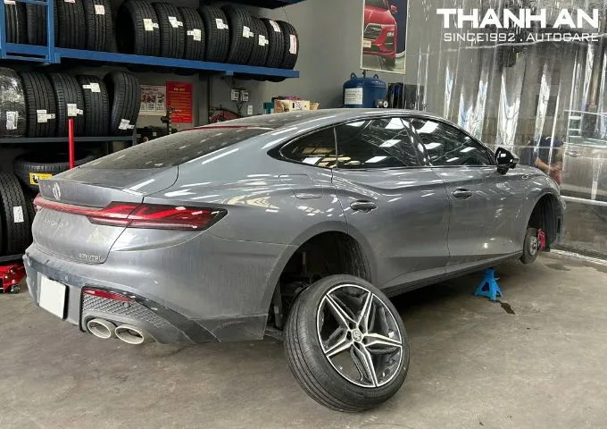 Xe MG7 đang được nâng lên để thay lốp mới tại gara
