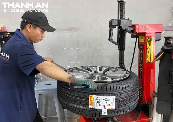 Nhân viên Thanh An Autocare thay lốp xe range rover sport nhanh chóng