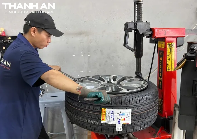Nhân viên Thanh An Autocare thay lốp xe range rover sport nhanh chóng