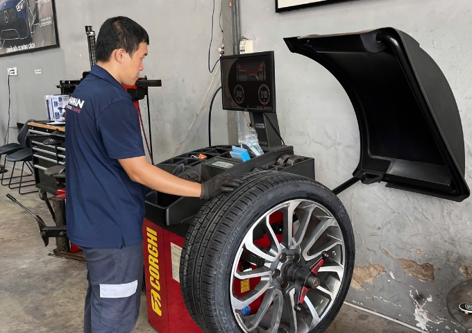 Thợ gara cân chỉnh lốp xe range rover sport bằng thiết bị hiện đại
