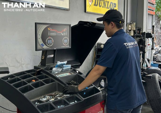 Kỹ thuật viên cân bằng động lốp xe Toyota Fortuner để vận hành ổn định