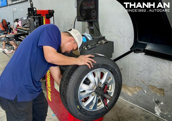 Quy trình thay lốp Toyota Innova tại xưởng dịch vụ chuyên nghiệp