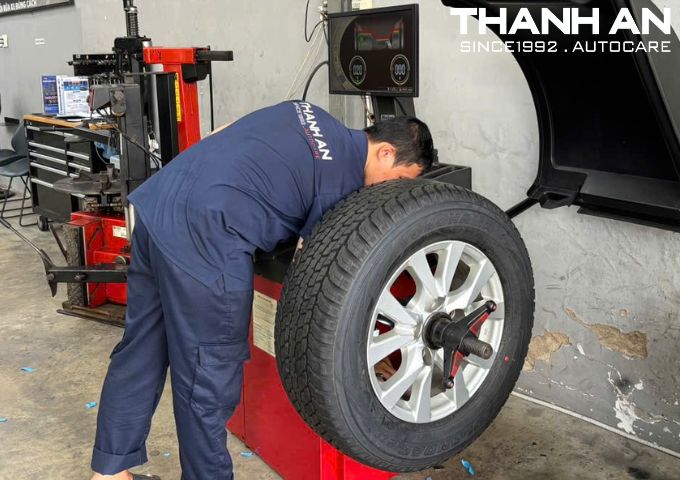 Kỹ thuật viên cân bằng động lốp xe Toyota Land Cruiser để vận hành êm ái