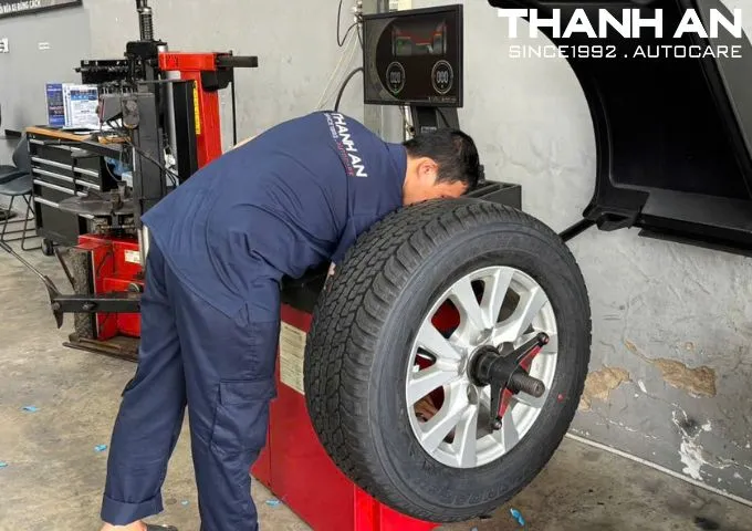 Kỹ thuật viên cân bằng động lốp xe Toyota Land Cruiser để vận hành êm ái