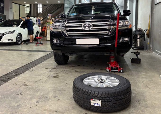 Thay lốp mới cho Toyota Land Cruiser để chuẩn bị cho chuyến đi dài