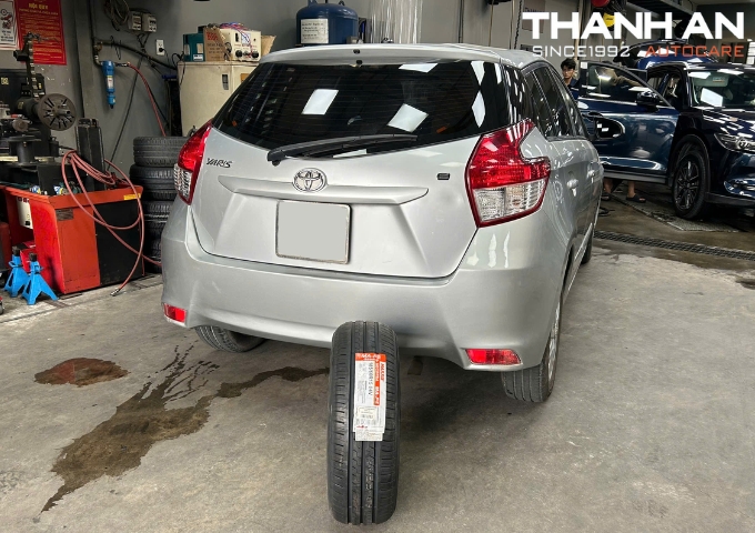 Xe Toyota Yaris đang được nâng lên để thay lốp mới tại gara