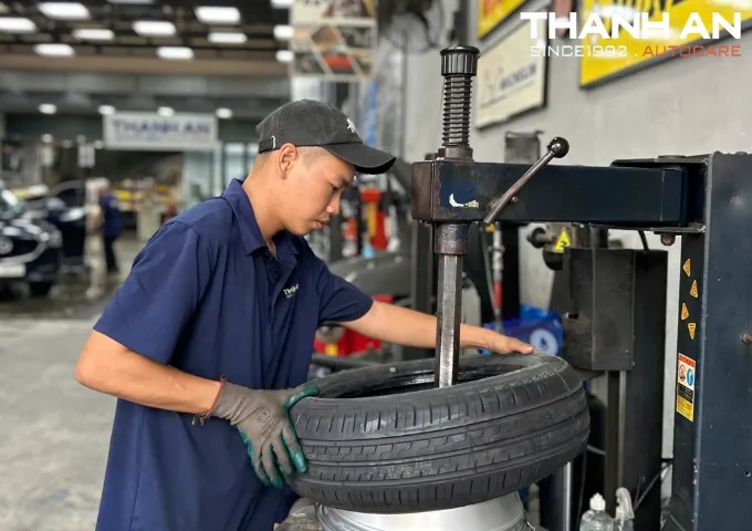 Kỹ thuật viên đang tháo lốp xe Toyota Yaris cũ để thay mới