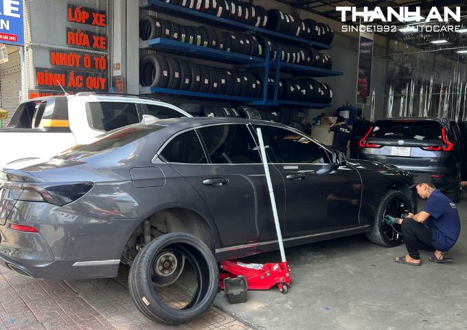 Lốp xe Vinfast Lux A mới lắp xong, sẵn sàng lăn bánh