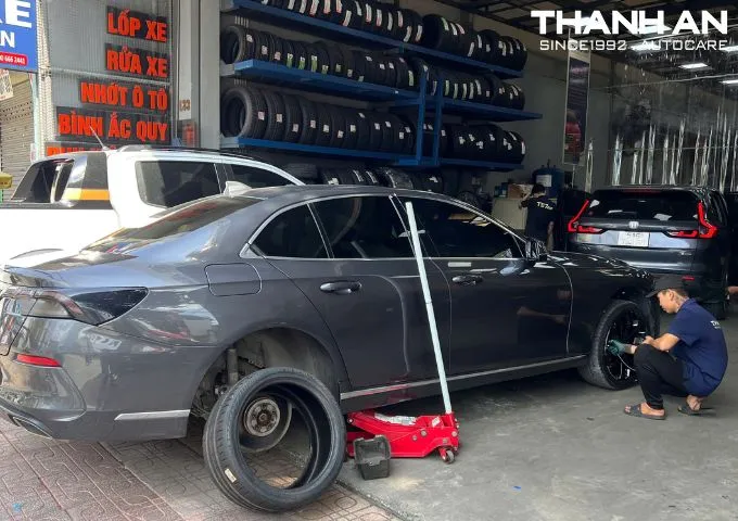 Lốp xe Vinfast Lux A mới lắp xong, sẵn sàng lăn bánh
