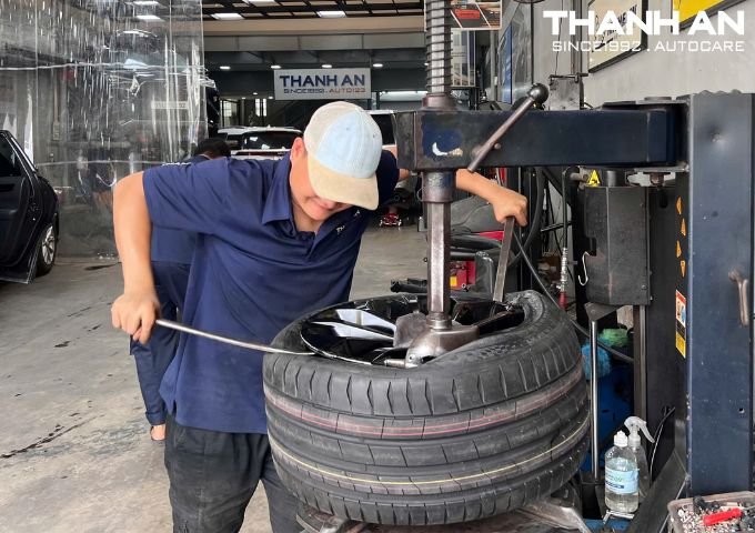 Nhân viên Thanh An Autocare thay lốp xe Vinfast Lux A nhanh chóng