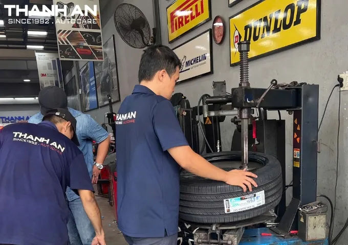 Kỹ thuật viên đang tháo lốp xe VinFast VF 8 cũ để thay mới