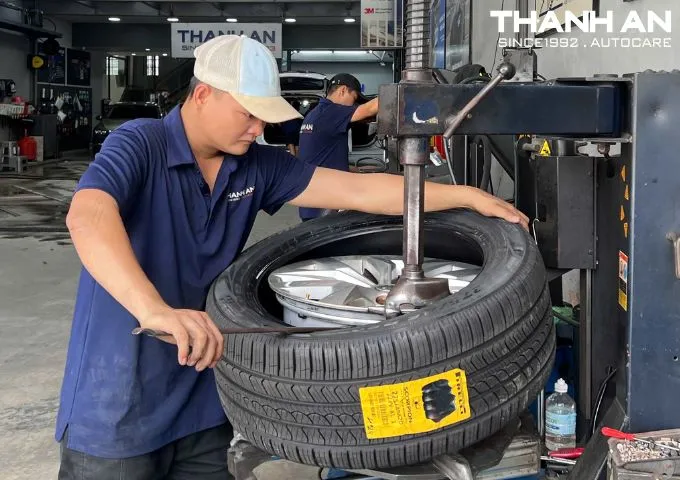 Thay lốp xe Volkswagen Touareg tại gara chuyên nghiệp
