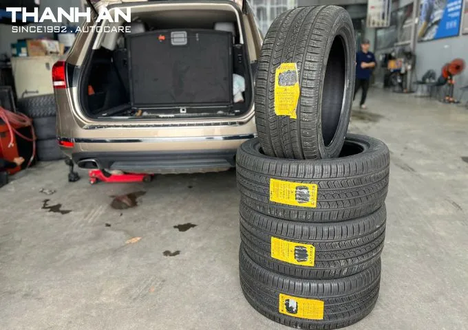 Cận cảnh gai lốp Volkswagen Touareg chính hãng tại trung tâm lốp xe