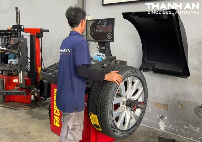 Cận cảnh quy trình cân bằng động lốp xe Volkswagen Touareg