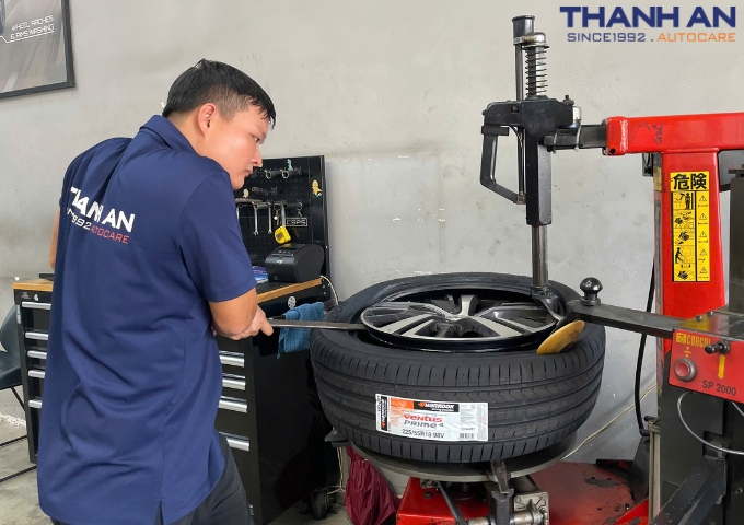 Kỹ thuật viên thay lốp Hankook 225/55R18 Ventus Prime3 K125 Indonesia tại quận 7