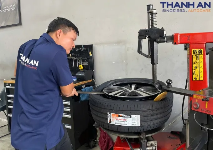 Kỹ thuật viên lắp lốp hankook 225/55r18 ventus prime3 k125 chính hãng tại Thanh An Autocare