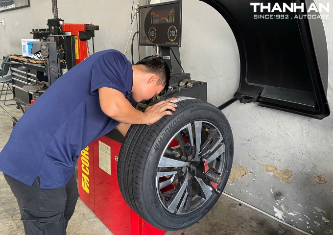 Kỹ thuật viên cân bằng động lốp Hankook 225/55R18 Ventus Prime3 K125 Indonesia tại quận 7