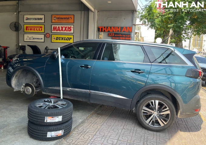 Khách hàng thay 2 lốp Hankook 225/55R18 Ventus Prime3 K125 Indonesia cho xe Peugeot 5008 tại quận 7\