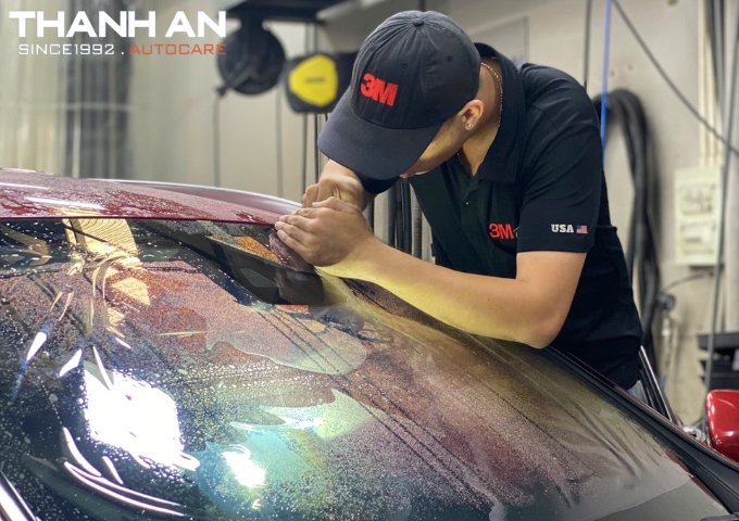 Kỹ thuật viên dán phim cách nhiệt 3M tại gara