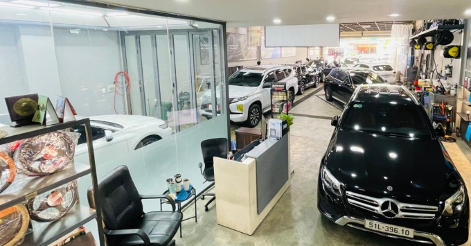 Khách hàng thay lốp xe ô tô tại cửa hàng Thanh An Autocare Quận 7