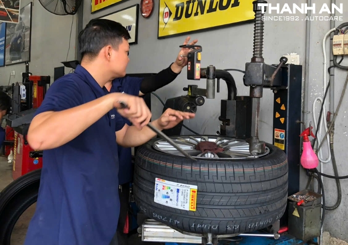 Kỹ thuật viên ô tô thay lốp Pirelli 315/35R22 P Zero Runflat Mexico cho xe BMW X7 tại quận 7