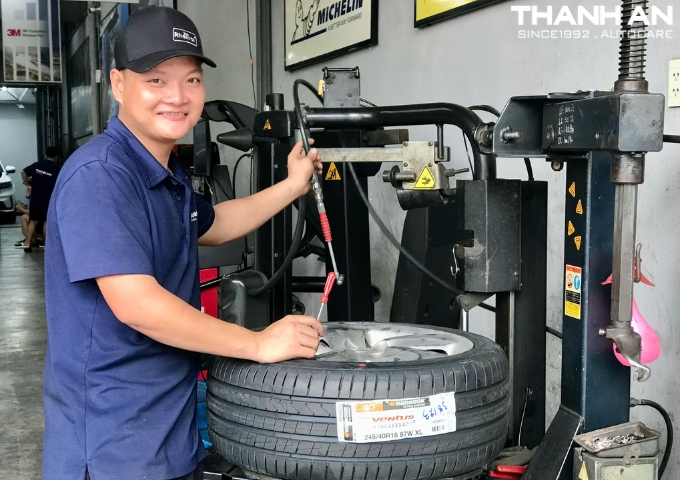 Kỹ thuật viên thay 2 Lốp Hankook 245/40R18 Ventus V12 Evo2 K120 Hàn Quốc cho xe Lexus GS350