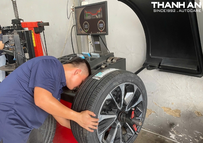 Kỹ thuật viên cân bằng động lốp Hankook 245/45R20 Ventus V12 Evo2 K120 cho xe Vinfast VF8 tại quận 7