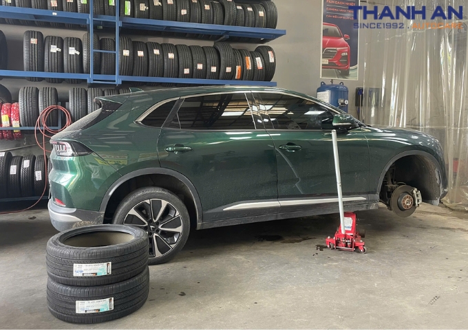 Thay lốp Hankook 245/45R20 Ventus V12 Evo2 K120 Hàn Quốc cho xe Vinfast VF8 tại quận 7