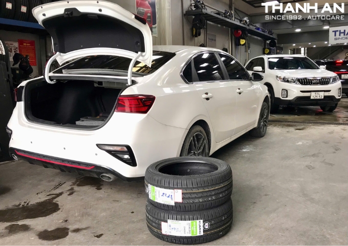 Khách hàng thay 2 lốp Kumho 225/45R17 ES31 Vietnam cho xe Kia Cerato tại quận 7