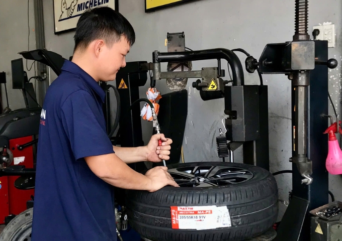 Kỹ thuật viên thay lốp Maxxis 205/55R16 MA-P5 cho xe Mitsubishi Xpander tại quận 7