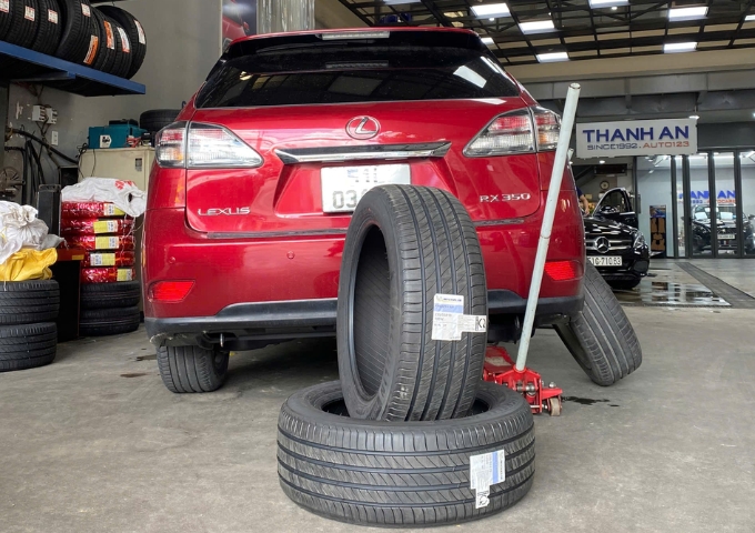 Khách hàng thay 2 lốp Michelin 235/55R19 Primacy 4 Thái Lan cho xe Lexus RX350