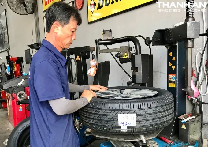 Kỹ thuật viên thay lốp Michelin 235/60R18 Primacy 3 SUV Thái Lan cho xe Kia Sorento