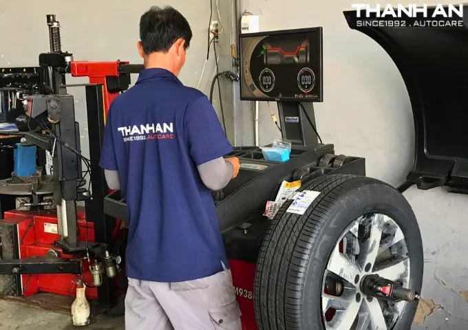 Kỹ thuật viên cân bằng động lốp Michelin 235/60R18 Primacy 3 SUV Thái Lan cho xe Kia Sorento