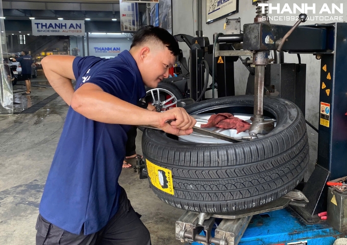 Kỹ thuật viên thay 4 Pirelli 275/45R20 Scorpion cho xe Porsche Cayenne tại quận 7