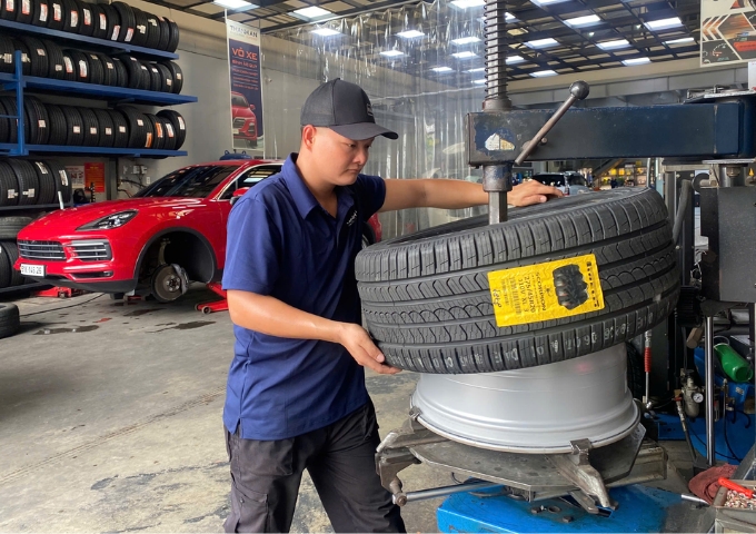 Kỹ thuật viên thay 4 Pirelli 275/45R20 Scorpion cho xe Porsche Cayenne tại Thanh An quận 7