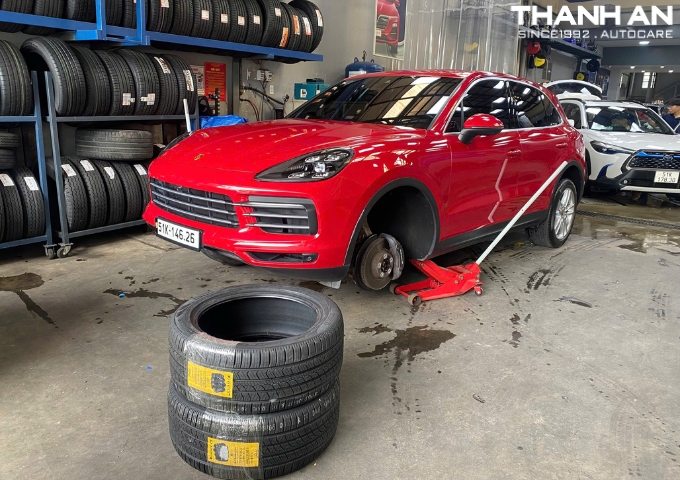 Khách hàng thay 4 Pirelli 275/45R20 Scorpion cho xe Porsche Cayenne tại quận 7