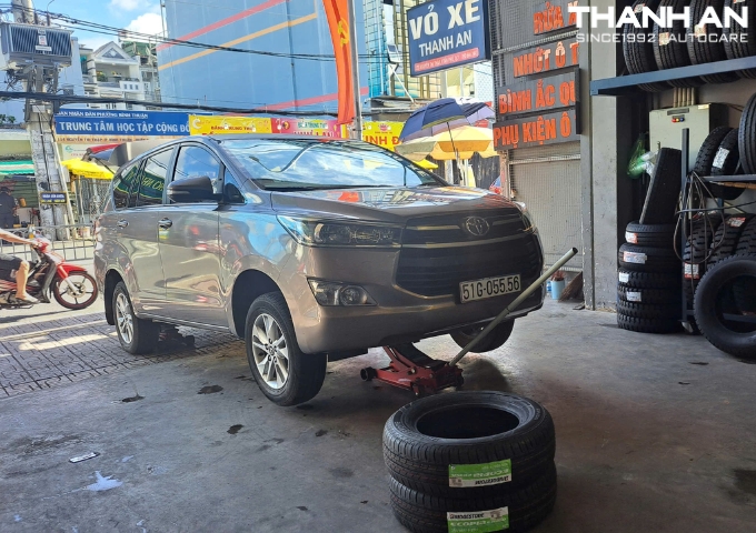 Khách hàng thay 2 Lốp Bridgestone 205/65R16 Ecopia EP150 Indonesia/ Việt Nam cho xe Toyota Innova tại quận 7