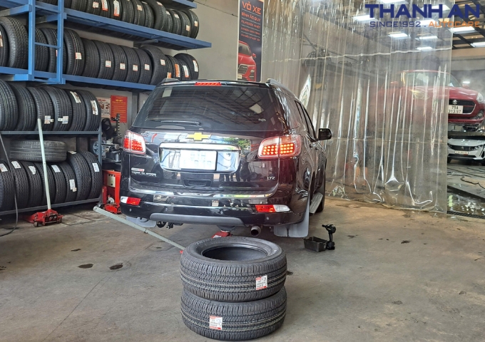 Khách hàng thay 4 lốp Bridgestone 265/60R18 Dueler H/T 684 Thái Lan cho xe Chevrolet Trailblazer tại quận 7