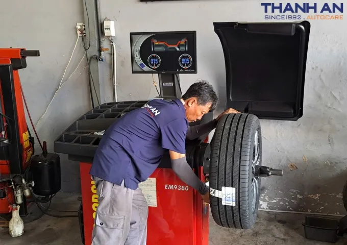 Kỹ thuật viên cân mâm dán chì cho lốp Michelin 235/60R16 Primacy 4 Thái Lan