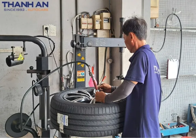 Kỹ thuật viên bơm hơi chuẩn áp suất cho lốp Michelin 235/55R19 Primacy 4 Thái Lan cho xe Volvo Xc60 tại quận 7