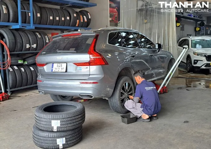 Khách hàng thay 2 lốp Michelin 235/55R19 Primacy 4 Thái Lan cho xe Volvo Xc60