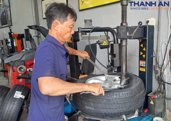 Kỹ thuật viên thay lốp Michelin 235/60R16 Primacy 4 Thái Lan cho xe Hyundai Tucson tại quận 7 thành phố hồ chí minh