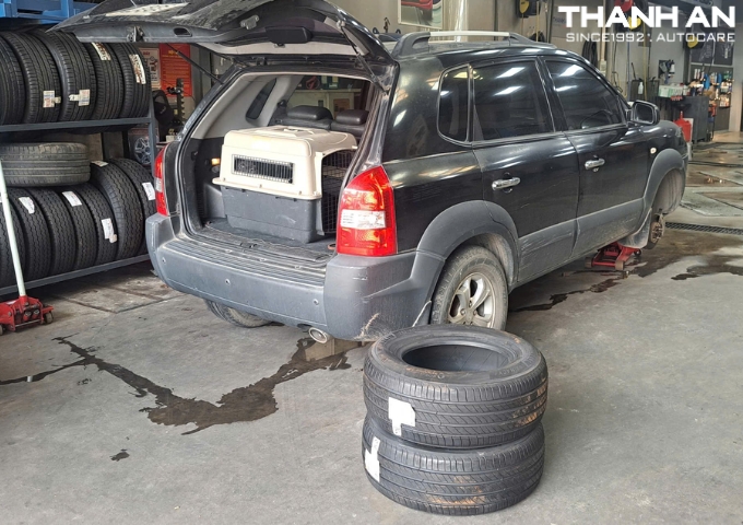 Khách hàng thay 4 lốp Michelin 235/60R16 Primacy 4 Thái Lan cho xe Hyundai Tucson